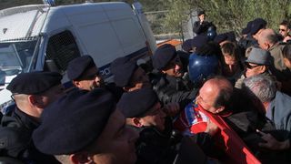 Radnicima škvera Nauta Lamjana interventna policija PU Zadarske onemogućila je pokušaj ulaska u škver u kojem se odvija stečajni postupak. Photo: Filip Brala/PIXSELL Radnicima škvera Nauta Lamjana interventna policija PU Zadarske onemogućila je pokušaj ulaska u škver u kojem se odvija stečajni postupak. Photo: Filip Brala/PIXSELL