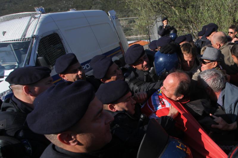 Radnicima škvera Nauta Lamjana interventna policija PU Zadarske onemogućila je pokušaj ulaska u škver u kojem se odvija stečajni postupak. Photo: Filip Brala/PIXSELL Radnicima škvera Nauta Lamjana interventna policija PU Zadarske onemogućila je pokušaj ulaska u škver u kojem se odvija stečajni postupak. Photo: Filip Brala/PIXSELL