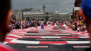 Hrvatski navijači u centru Moskve razvili divovsku zastavu Hrvatski navijači u centru Moskve razvili divovsku zastavu
