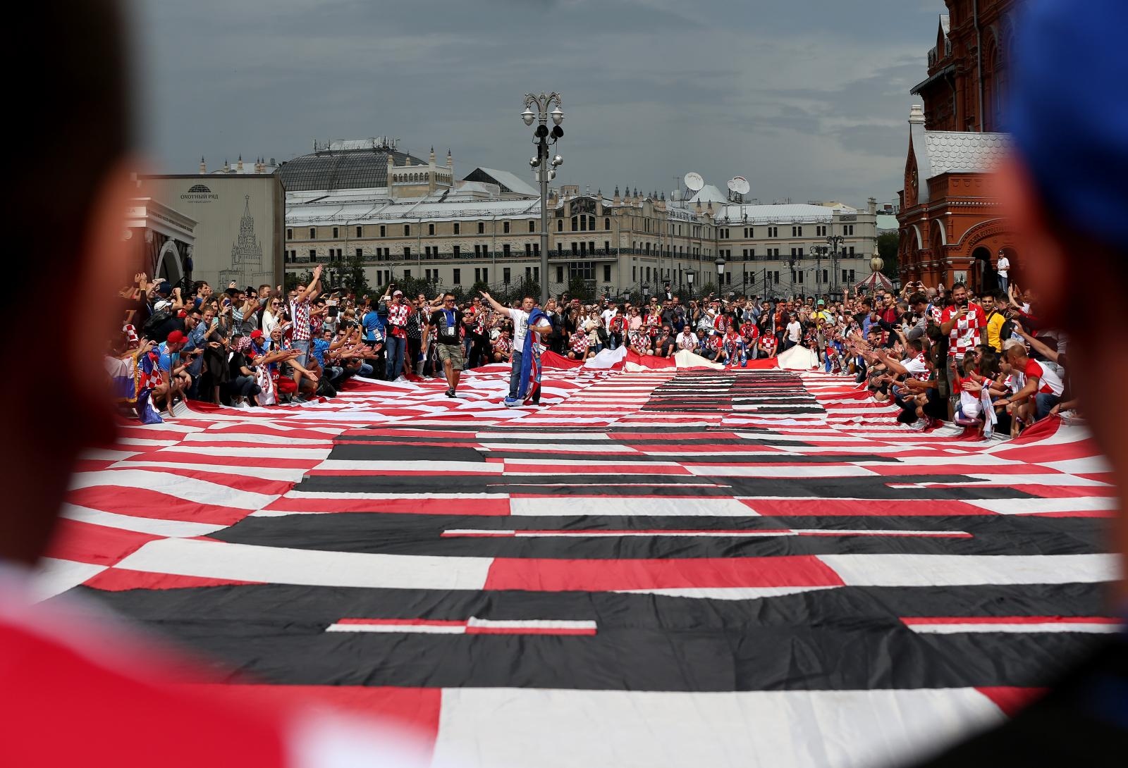 Hrvatski navijači u centru Moskve razvili divovsku zastavu Hrvatski navijači u centru Moskve razvili divovsku zastavu