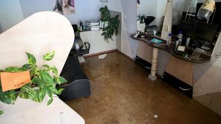 Obrovac: Poplava se polako povlači, stanovnici spašavaju stvari iz domova