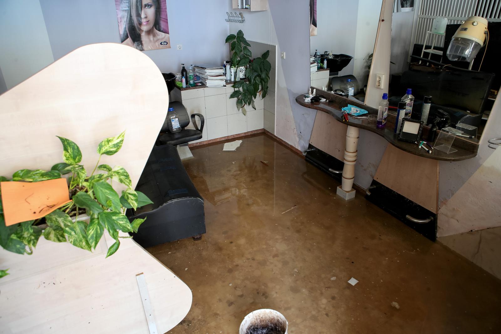 Obrovac: Poplava se polako povlači, stanovnici spašavaju stvari iz domova