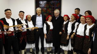 Gracac, 251110.
Danas popodne predsjednik Srbije Boris Tadic i predsjenik Hrvatske Ivo Josipovic posjetili su Gracac i sajam tradicijskih proizvoda i obrta pod nazivom Jesen u Gracacu.
Foto: Jure Miskovic / CROPIX Gracac, 251110.
Danas popodne predsjednik Srbije Boris Tadic i predsjenik Hrvatske Ivo Josipovic posjetili su Gracac i sajam tradicijskih proizvoda i obrta pod nazivom Jesen u Gracacu.
Foto: Jure Miskovic / CROPIX