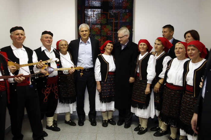 Gracac, 251110.
Danas popodne predsjednik Srbije Boris Tadic i predsjenik Hrvatske Ivo Josipovic posjetili su Gracac i sajam tradicijskih proizvoda i obrta pod nazivom Jesen u Gracacu.
Foto: Jure Miskovic / CROPIX Gracac, 251110.
Danas popodne predsjednik Srbije Boris Tadic i predsjenik Hrvatske Ivo Josipovic posjetili su Gracac i sajam tradicijskih proizvoda i obrta pod nazivom Jesen u Gracacu.
Foto: Jure Miskovic / CROPIX