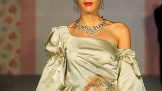 Skopje, Makedonija, 301010.
Sinoc je poceo ‘fashion weekend’ u Skopju. Na otvaranju
‘fashion weekend’-a revijom se predstavila poznata makedonska dizajnerica Elena Luka.
Na slici: lijepe manekenke su nosile modele u baroknom stilu.
Foto: Maja Zlatevska / Skopje, Makedonija, 301010.
Sinoc je poceo ‘fashion weekend’ u Skopju. Na otvaranju
‘fashion weekend’-a revijom se predstavila poznata makedonska dizajnerica Elena Luka.
Na slici: lijepe manekenke su nosile modele u baroknom stilu.
Foto: Maja Zlatevska /