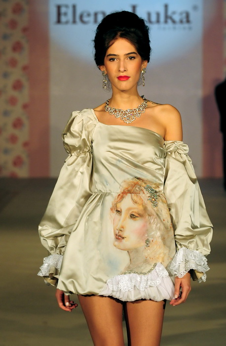 Skopje, Makedonija, 301010.
Sinoc je poceo ‘fashion weekend’ u Skopju. Na otvaranju
‘fashion weekend’-a revijom se predstavila poznata makedonska dizajnerica Elena Luka.
Na slici: lijepe manekenke su nosile modele u baroknom stilu.
Foto: Maja Zlatevska / Skopje, Makedonija, 301010.
Sinoc je poceo ‘fashion weekend’ u Skopju. Na otvaranju
‘fashion weekend’-a revijom se predstavila poznata makedonska dizajnerica Elena Luka.
Na slici: lijepe manekenke su nosile modele u baroknom stilu.
Foto: Maja Zlatevska /