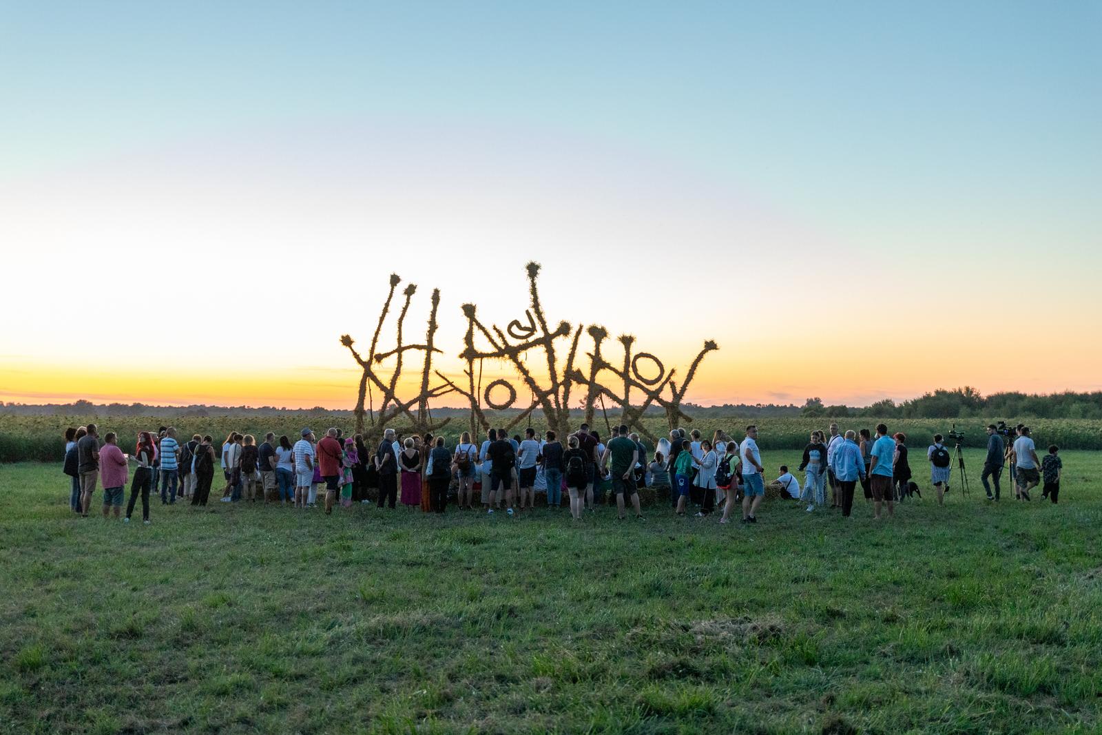 Kozjak: 17. Međunarodni Slama Land Art Festival – “Zlatno doba” Kozjak: 17. Međunarodni Slama Land Art Festival – “Zlatno doba”