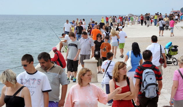 Zadar, 050711.
Oblacno i kisovito vrjeme posluzilo je turistima  da kupanje zamjene razgledavanjem pa je tako na zadarskom poluotoku zavladala guzva.
Foto : Andrija Lucic / cropix