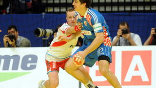 Bec, 300110.
Austrija je domacin EURO 2010 u rukometu od 19-31 01.10. U Becu se igraju utakmice poufinala i finala. Polufinale su izborile reprezentacije Islanda, Francuske, Poljske i Hrvatske.
Polufinale, susret ekipa Hrvatska – Poljske.
Na slici: Denis Bec, 300110.
Austrija je domacin EURO 2010 u rukometu od 19-31 01.10. U Becu se igraju utakmice poufinala i finala. Polufinale su izborile reprezentacije Islanda, Francuske, Poljske i Hrvatske.
Polufinale, susret ekipa Hrvatska – Poljske.
Na slici: Denis