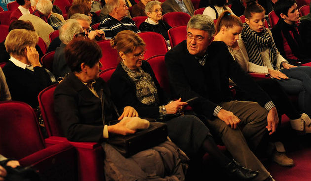 Zadar, 13.12.2012. snimio: Nenad Marčev 
komedija 
Miro Gavran 
LUTKA, 
redatelj: Mladena Gavran 
igraju: Robert Kurbaša i Doris Pinčić 
TEATAR GAVRAN 
dramska pretplata 
Velika dvorana HNK Zadar