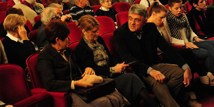 Zadar, 13.12.2012. snimio: Nenad Marčev 
komedija 
Miro Gavran 
LUTKA, 
redatelj: Mladena Gavran 
igraju: Robert Kurbaša i Doris Pinčić 
TEATAR GAVRAN 
dramska pretplata 
Velika dvorana HNK Zadar