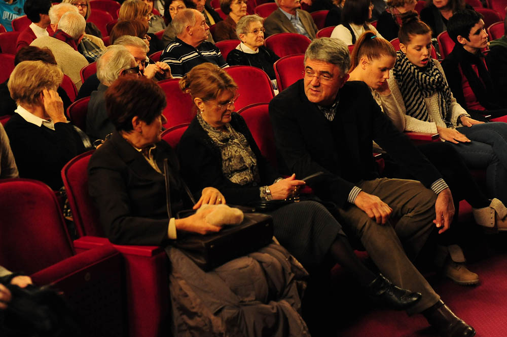 Zadar, 13.12.2012. snimio: Nenad Marčev
komedija
Miro Gavran
LUTKA,
redatelj: Mladena Gavran
igraju: Robert Kurbaša i Doris Pinčić
TEATAR GAVRAN
dramska pretplata
Velika dvorana HNK Zadar Zadar, 13.12.2012. snimio: Nenad Marčev
komedija
Miro Gavran
LUTKA,
redatelj: Mladena Gavran
igraju: Robert Kurbaša i Doris Pinčić
TEATAR GAVRAN
dramska pretplata
Velika dvorana HNK Zadar