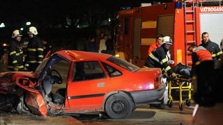 Zadar, 140311.
Na krizanju Stadionske i Puta Murvice oko 23 sata dogodila se teska prometna nesreca vise ljudi je teze ozljedjeno. Ocevid je u tjeku.
Foto: Andrija Lucic / CROPIX