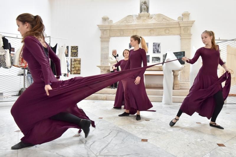 U lozi Narodnog muzeja otvorena je izlozba plakata, fotografija i kostima Zadarskog plesnog ansambla, najstarijeg ansambla suvremenog plesa u Dalmaciji. Izlozba je vezana uz proslavu Dana obrane grada Zadra i 25. godisnjice od osnutka Zadarskog plesnog an