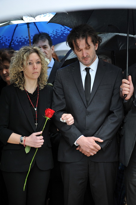 Zadar, 300313.
Sprovod djevojcice Nore Situm koja je prosli tjedan preminula u bolnici u Philadelphiji nakon duge i teske bolesti, odrzao se danas na gradskom groblju u Zadru. Na sprovodu je bilo nekoliko stotina ljudi, obitelji i prijatelja.
Na fotografi Zadar, 300313.
Sprovod djevojcice Nore Situm koja je prosli tjedan preminula u bolnici u Philadelphiji nakon duge i teske bolesti, odrzao se danas na gradskom groblju u Zadru. Na sprovodu je bilo nekoliko stotina ljudi, obitelji i prijatelja.
Na fotografi