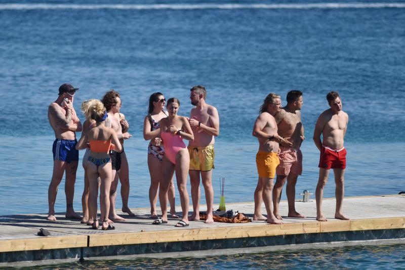 Lipe divojke dobro se zabavljaju na Love International festivalu