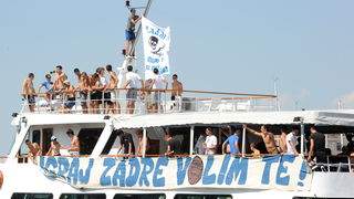 Zadar, 200811.
Navijacka skupina Tornado iz Zadra krenula je brodom na nogometnu utakmicu 5. kola 1. HNL-a u Sibeniku
Foto: Andrija Lucic / CROPIX Zadar, 200811.
Navijacka skupina Tornado iz Zadra krenula je brodom na nogometnu utakmicu 5. kola 1. HNL-a u Sibeniku
Foto: Andrija Lucic / CROPIX
