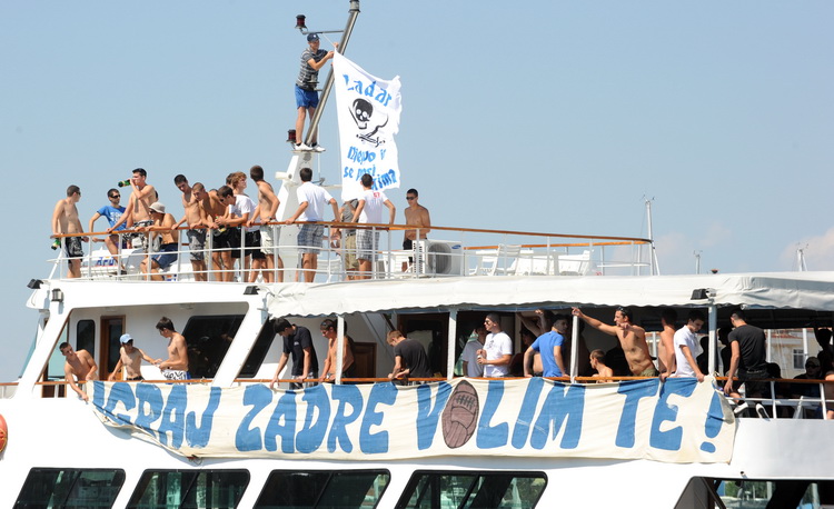 Zadar, 200811.
Navijacka skupina Tornado iz Zadra krenula je brodom na nogometnu utakmicu 5. kola 1. HNL-a u Sibeniku
Foto: Andrija Lucic / CROPIX Zadar, 200811.
Navijacka skupina Tornado iz Zadra krenula je brodom na nogometnu utakmicu 5. kola 1. HNL-a u Sibeniku
Foto: Andrija Lucic / CROPIX