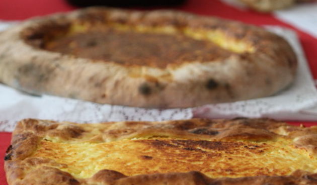 Zadar, 190610.
U mjestu Zelangrad pored obrovca po prvi put je organizirano natjecanje u pravljenju prisnaca (kolac). Marija Mitrovic je osvojila 1.mjesto, Radojka Zupan 2. i Ljubica Cacic 3.mjesto.
Na fotografiji: prisnac.
Foto: Vladimir Ivanov / CROPIX