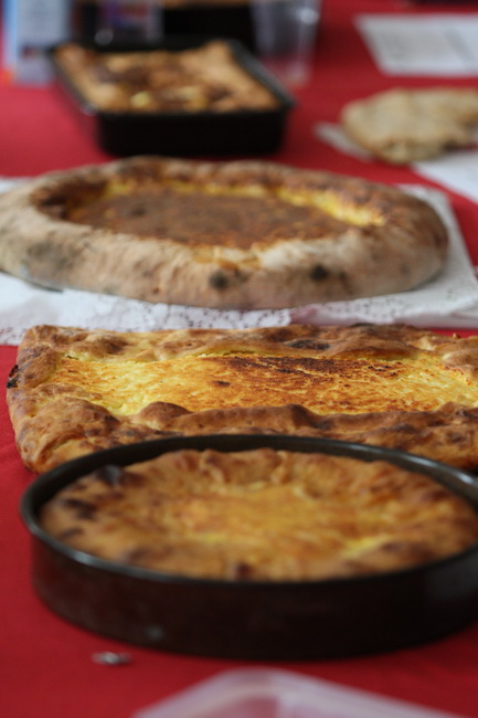 Zadar, 190610.
U mjestu Zelangrad pored obrovca po prvi put je organizirano natjecanje u pravljenju prisnaca (kolac). Marija Mitrovic je osvojila 1.mjesto, Radojka Zupan 2. i Ljubica Cacic 3.mjesto.
Na fotografiji: prisnac.
Foto: Vladimir Ivanov / CROPIX