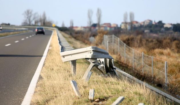 U prometnoj nesreći na Gaženičkoj cesti vozač probio zaštitnu ogradu