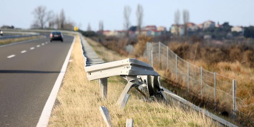 U prometnoj nesreći na Gaženičkoj cesti vozač probio zaštitnu ogradu U prometnoj nesreći na Gaženičkoj cesti vozač probio zaštitnu ogradu