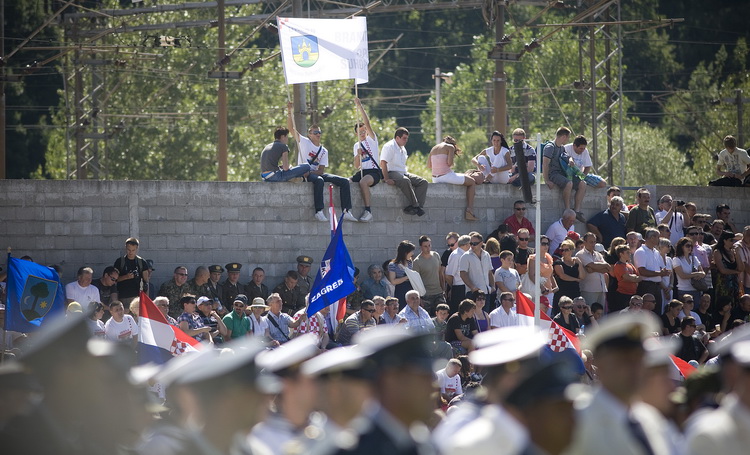 Knin, 050811.
Podizanjem zastave na Kninskoj tvrdjavi i postrojavanjem vojnih snaga na nogometnom igralistu obiljezena je 16. obljetnica VRO Oluja, Dan pobjede i domovinske zahvalnosti i Dan hrvatskih branitelja.
Foto: Ante Cizmic / CROPIX Knin, 050811.
Podizanjem zastave na Kninskoj tvrdjavi i postrojavanjem vojnih snaga na nogometnom igralistu obiljezena je 16. obljetnica VRO Oluja, Dan pobjede i domovinske zahvalnosti i Dan hrvatskih branitelja.
Foto: Ante Cizmic / CROPIX