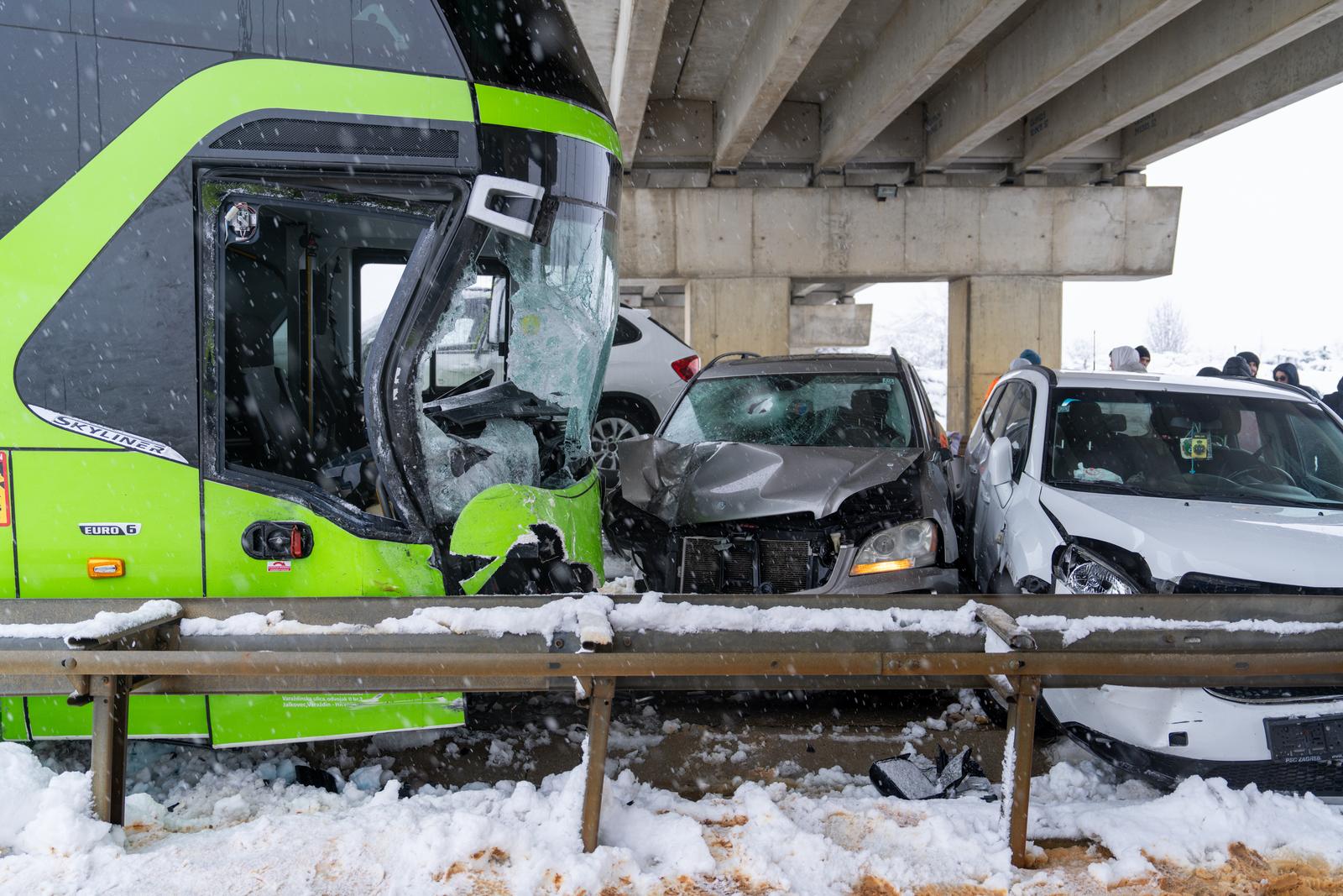 Lančani sudar autobusa i pet automobila kod Gospića