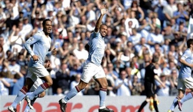 Manchester City’s Nigel de Jong, center, celebrates scoring // AP Photo