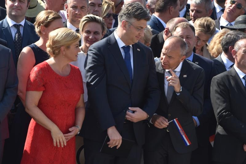 Uz zvukove hime “Lijepa naša” podignuta je zastava Republike Hrvatske na Kninskoj tvrđavi Uz zvukove hime “Lijepa naša” podignuta je zastava Republike Hrvatske na Kninskoj tvrđavi