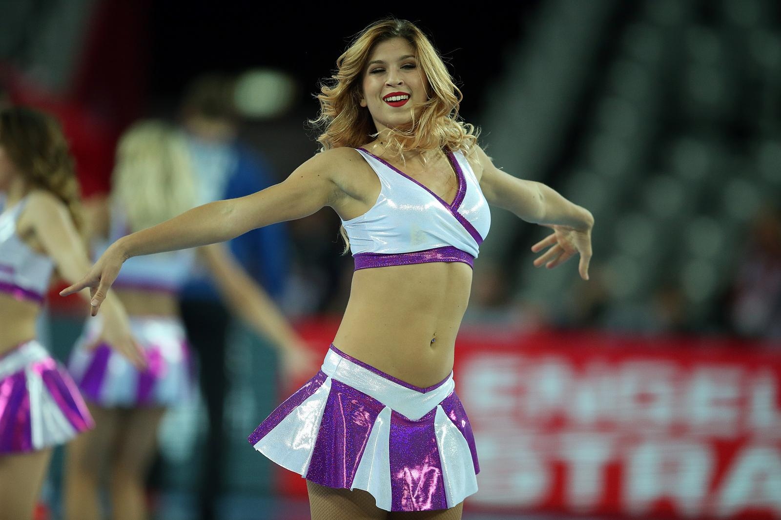 Atraktivne plesačice zagrijale atmosferu u zagrebačkoj Areni