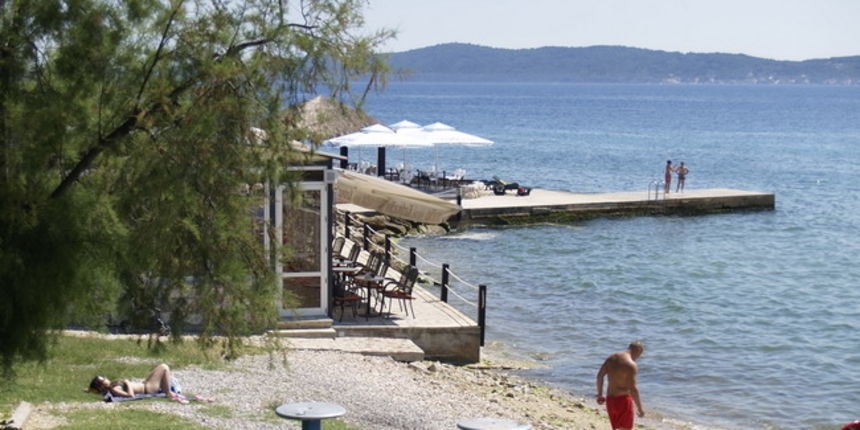 Kolovare, plaza kod kafica Portus