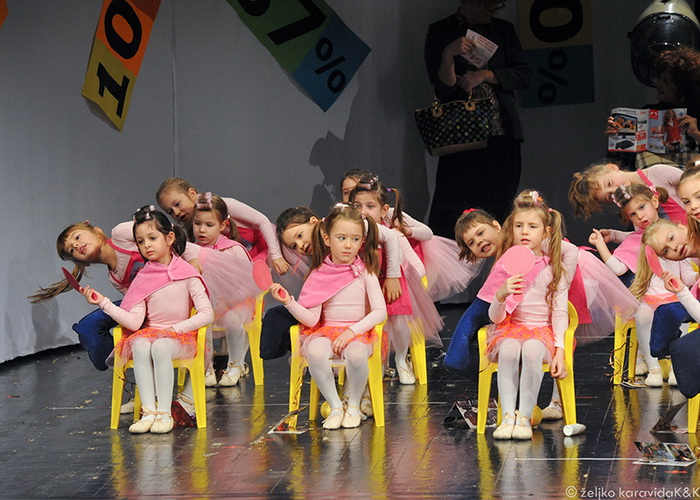 Plesna udruga Gesta: Božićni šoping u SuperOvoj, Foto: Željko Karavida Plesna udruga Gesta: Božićni šoping u SuperOvoj, Foto: Željko Karavida