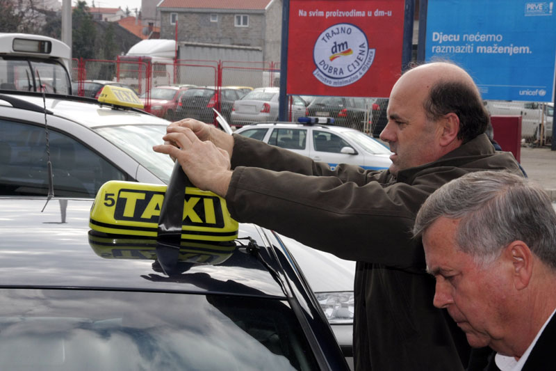 Tužna kolona zadarskih taksista