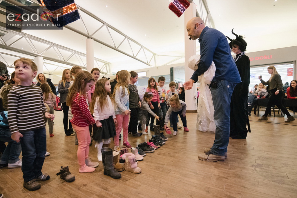 Sveti Nikola posjetio Supernova centar i razveselio mališane