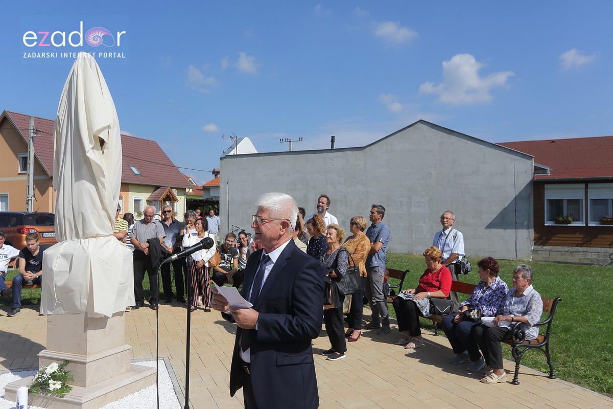 Bibinjci gradišćanskim Hrvatima darovali 1.82 metara visok kip sv. Roka Bibinjci gradišćanskim Hrvatima darovali 1.82 metara visok kip sv. Roka