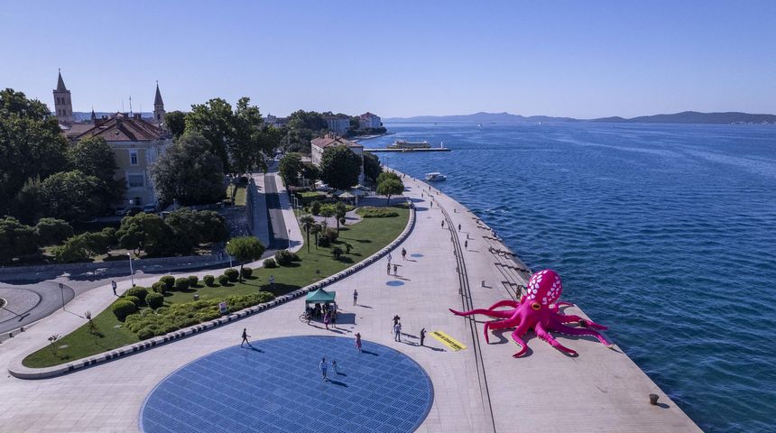 Greenpeace postavio divovsku hobotnicu na zadarskim Morskim orguljama s porukom “More se čuvati mora!” Greenpeace postavio divovsku hobotnicu na zadarskim Morskim orguljama s porukom “More se čuvati mora!”