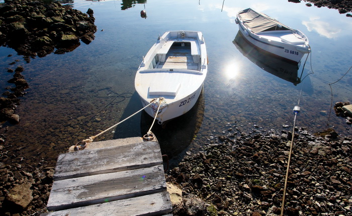 Zadar, 180112.
Velike plime i oseke, u ovom slucaju oseke, javljaju se u razdobljima punog mjeseca. Razina mora pala je za malo vise od pola metra sto i nije neki veliki problem osim sto su neke brodice ostale zarobljene u svojim lukama, a da isplove mora Zadar, 180112.
Velike plime i oseke, u ovom slucaju oseke, javljaju se u razdobljima punog mjeseca. Razina mora pala je za malo vise od pola metra sto i nije neki veliki problem osim sto su neke brodice ostale zarobljene u svojim lukama, a da isplove mora