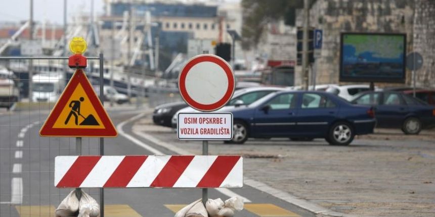Zadar – Radovi na Liburnskoj obali otezavat ce promet na Poluotoku do svibnja 2015. godine. Photo: Filip Brala/PIXSELL