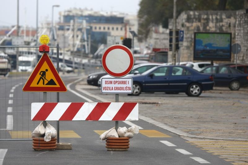 Zadar – Radovi na Liburnskoj obali otezavat ce promet na Poluotoku do svibnja 2015. godine. Photo: Filip Brala/PIXSELL