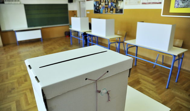 Zagreb, 140413.
Danas po prvi puta gradjani Republike Hrvatske glasaju za svoje zastupnike u Europskom parlamentu.
Biracko mjesto 79, Krcka ulica 3.
Na fotografiji:glasacka kutija.
Foto: Boris Kovacev / CROPIX