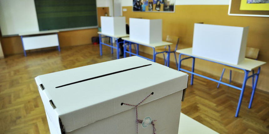 Zagreb, 140413.
Danas po prvi puta gradjani Republike Hrvatske glasaju za svoje zastupnike u Europskom parlamentu.
Biracko mjesto 79, Krcka ulica 3.
Na fotografiji:glasacka kutija.
Foto: Boris Kovacev / CROPIX Zagreb, 140413.
Danas po prvi puta gradjani Republike Hrvatske glasaju za svoje zastupnike u Europskom parlamentu.
Biracko mjesto 79, Krcka ulica 3.
Na fotografiji:glasacka kutija.
Foto: Boris Kovacev / CROPIX