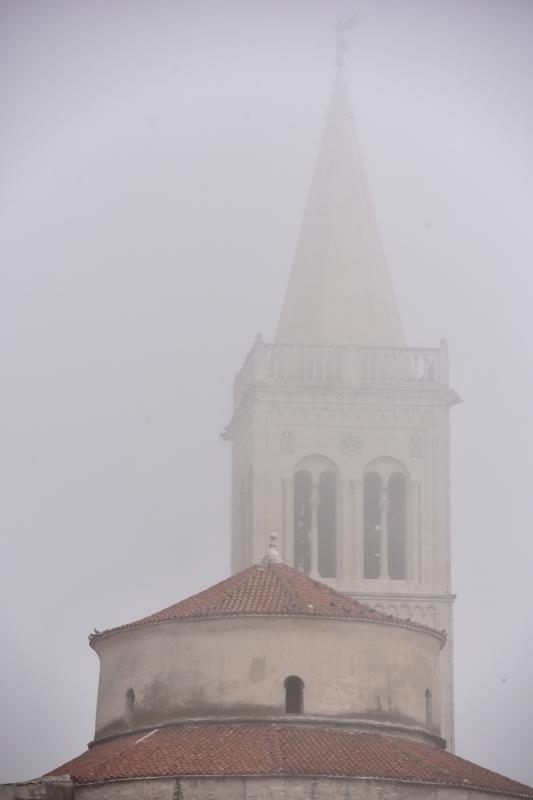 Zadar već treći dan okovan gustom maglom. Foto: Dino Stanin/Pixsell