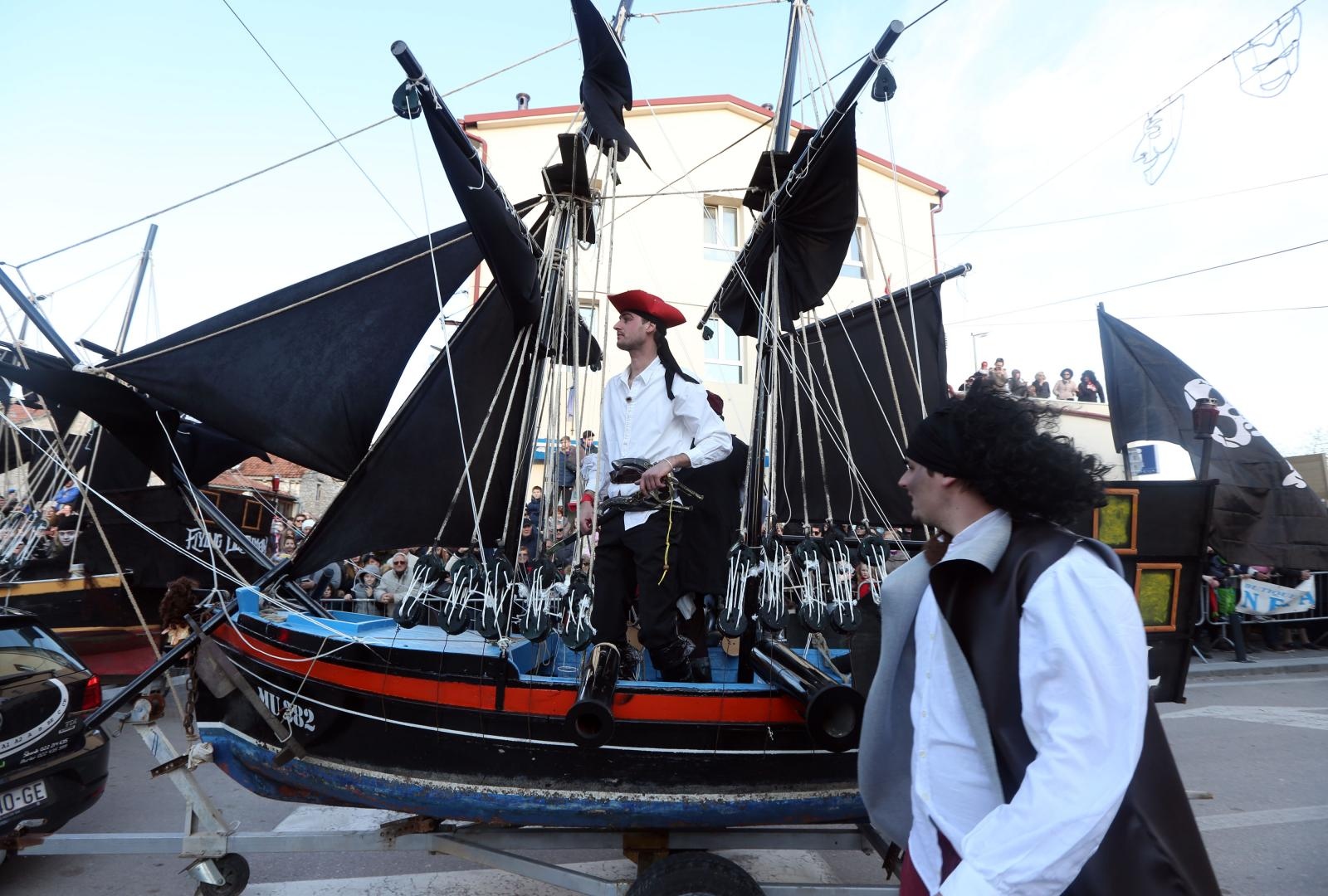 Murter: Maškarana povorka Velike Bake