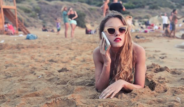 Mobilni telefon na plaži je loša ideja. Evo 5 razloga zašto