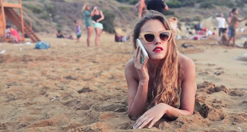Mobilni telefon na plaži je loša ideja. Evo 5 razloga zašto