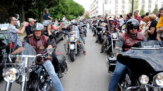 Zadar, 280511.
Odrzana je parada Harley Davidson motora izmedju Zadra i Biograda u kojoj je sudjelovalo vise tisuca motora. Oko 12 sati s Borika u Zadru krenula je kolona Harley Davidsona duga 4 kilometra koja se zaputila u Biograd gdje se odrzavaju dani Zadar, 280511.
Odrzana je parada Harley Davidson motora izmedju Zadra i Biograda u kojoj je sudjelovalo vise tisuca motora. Oko 12 sati s Borika u Zadru krenula je kolona Harley Davidsona duga 4 kilometra koja se zaputila u Biograd gdje se odrzavaju dani