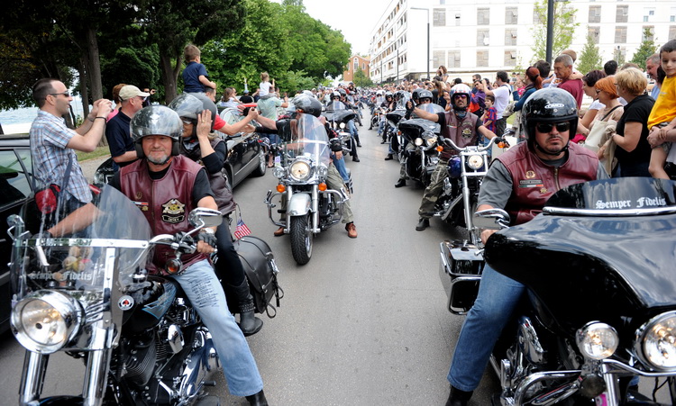 Zadar, 280511.
Odrzana je parada Harley Davidson motora izmedju Zadra i Biograda u kojoj je sudjelovalo vise tisuca motora. Oko 12 sati s Borika u Zadru krenula je kolona Harley Davidsona duga 4 kilometra koja se zaputila u Biograd gdje se odrzavaju dani Zadar, 280511.
Odrzana je parada Harley Davidson motora izmedju Zadra i Biograda u kojoj je sudjelovalo vise tisuca motora. Oko 12 sati s Borika u Zadru krenula je kolona Harley Davidsona duga 4 kilometra koja se zaputila u Biograd gdje se odrzavaju dani
