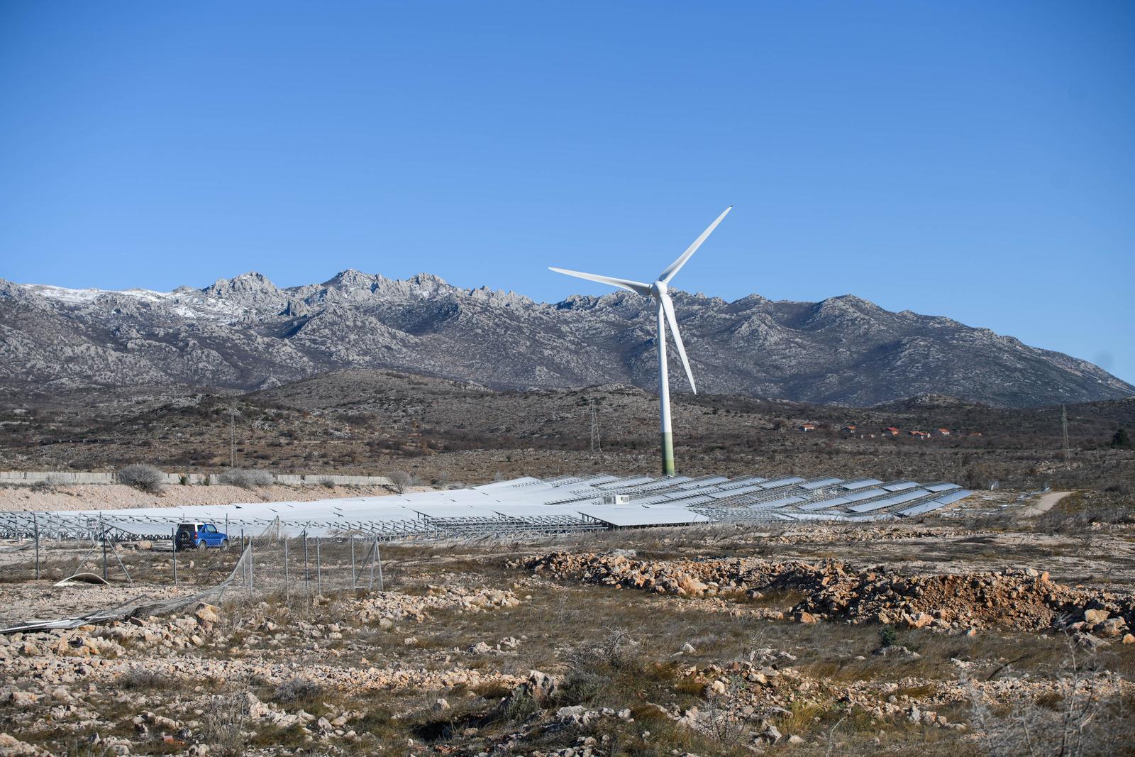 U Zatonu Obrovačkom bura uništila jednu od najvećih solarnih elektrana u Hrvatskoj U Zatonu Obrovačkom bura uništila jednu od najvećih solarnih elektrana u Hrvatskoj