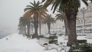 Split, 030212.
Nakon nekoliko godina, danima najavljivan snijeg pao je i na Splitskom podrucju. Iako je bio najavljen, Splicani nisu bili spremni na bijeli pokrivac, te im je on uz snaznu buru otezavao svakodnevni zivot.
Foto: Vojko Basic / CROPIX Split, 030212.
Nakon nekoliko godina, danima najavljivan snijeg pao je i na Splitskom podrucju. Iako je bio najavljen, Splicani nisu bili spremni na bijeli pokrivac, te im je on uz snaznu buru otezavao svakodnevni zivot.
Foto: Vojko Basic / CROPIX